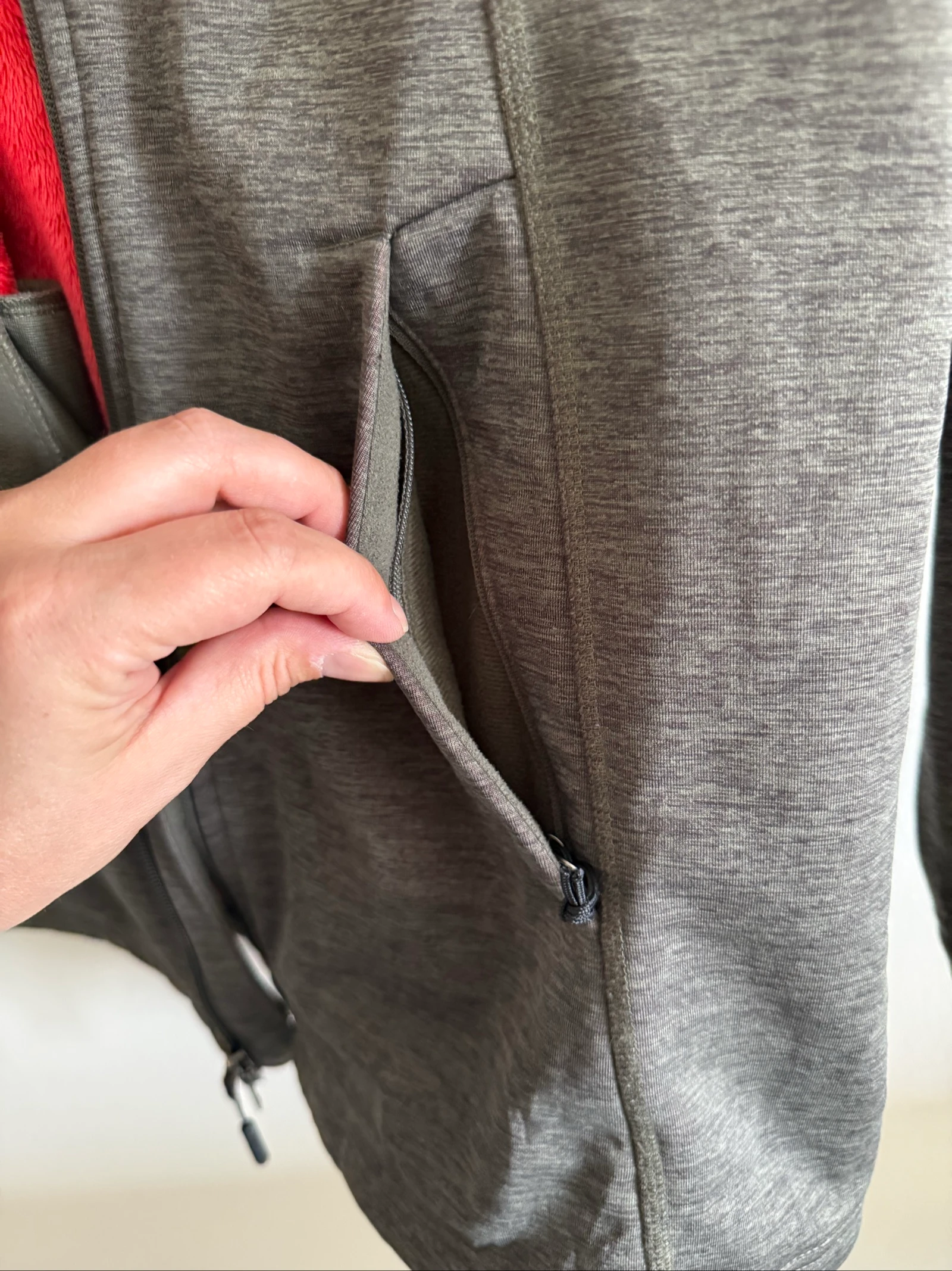 Veste The North Face feminina acolchoada - Tamanho M - Excelente estado - ideal para atividades ao ar livre – photo 5